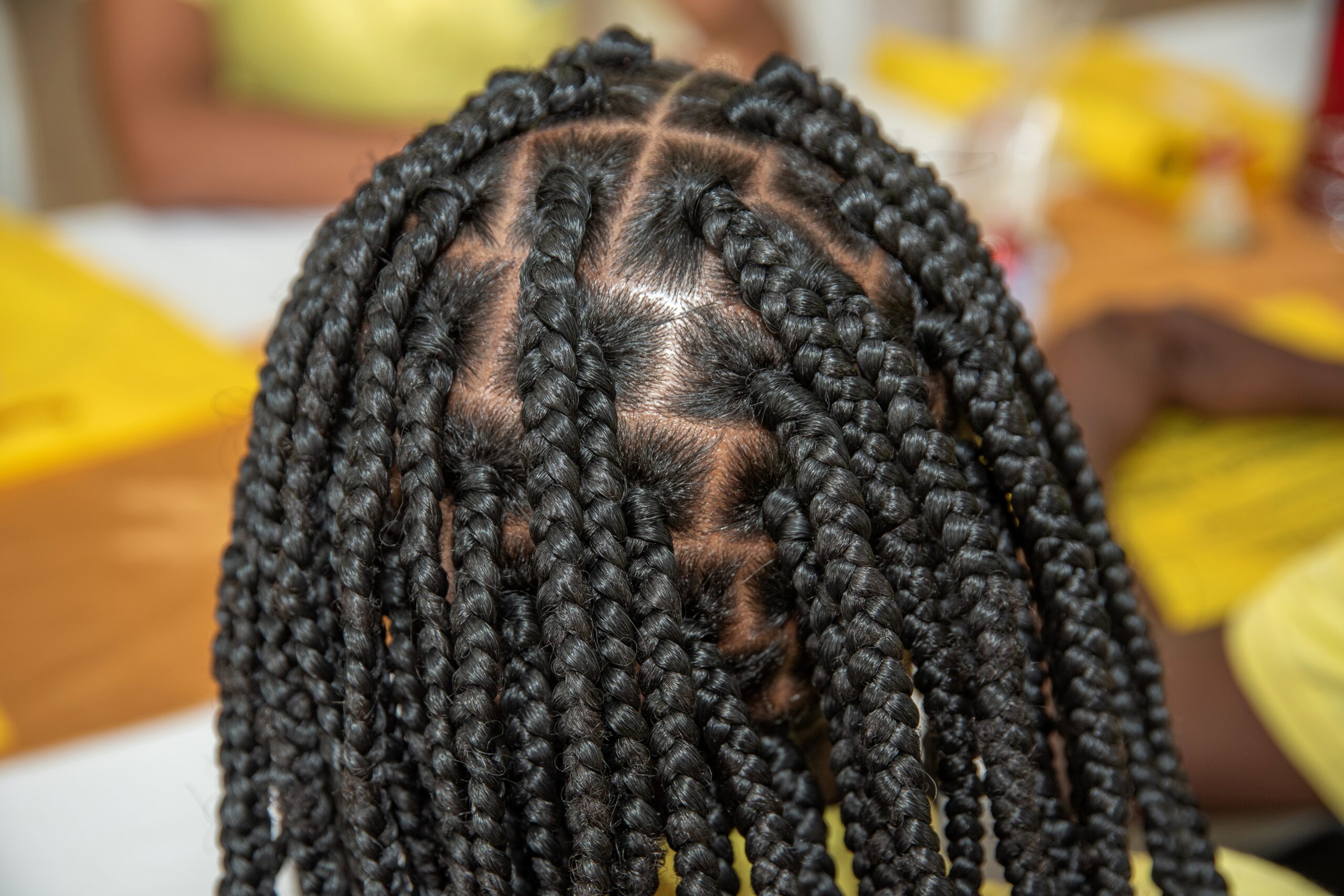 Box Braids mit schwarzen Extensions