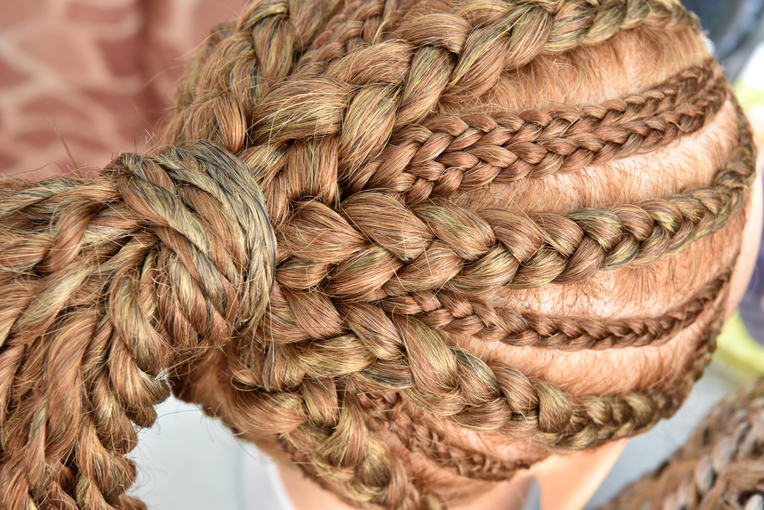 Geflochtene Frisur mit braunen Cornrows